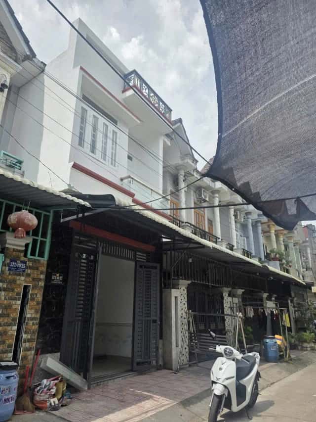 Bán nhà hẻm đường Ống Nước Thô Thành phố Dĩ An, Bình Dương – 3 phòng ngủ, giá 4.7 tỷ