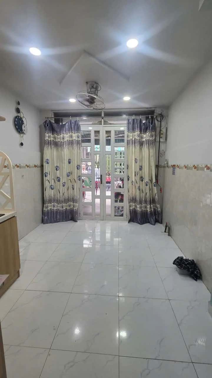 Bán nhà hẻm Lạc Long Quân  Quận 11, TP.HCM – 2 phòng ngủ, giá 3 tỷ