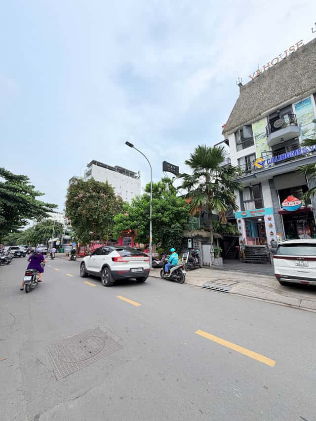 Bán nhà mặt tiền Quốc Hương Thành phố Thủ Đức, TP.HCM – giá 125 tỷ