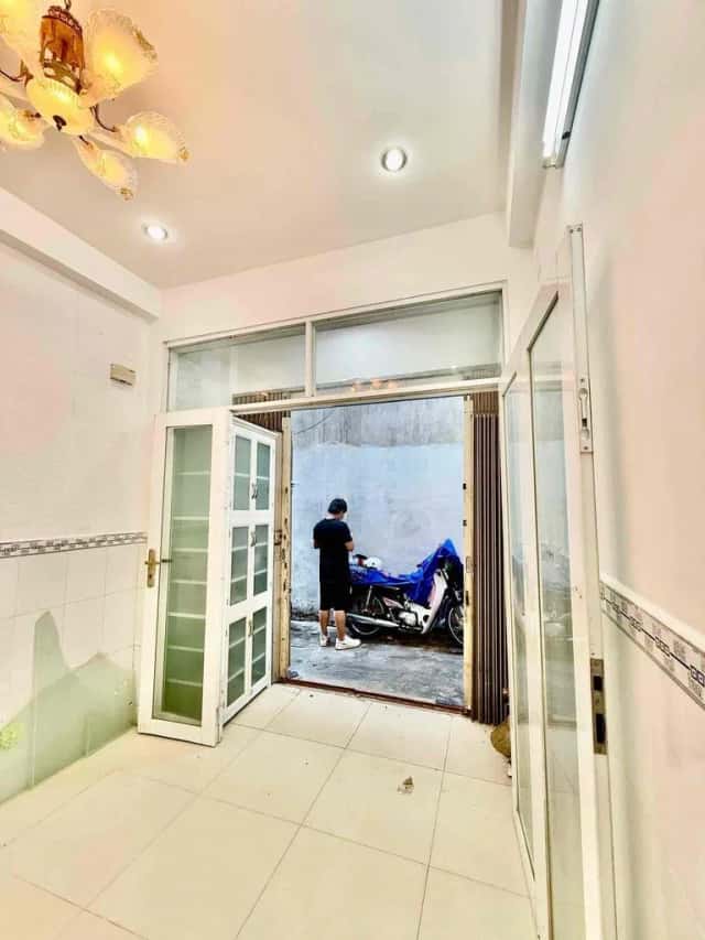 Cho thuê căn hộ chung cư Hẻm 100 Thích Quảng Đức Quận Phú Nhuận, TP.HCM – 3 phòng ngủ, giá 11 triệu