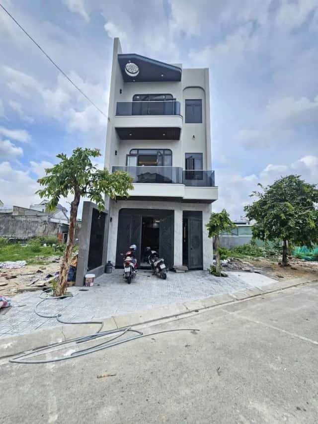 Bán nhà mặt tiền Nguyễn Đình Chiểu Dĩ An, TP.HCM – 4 phòng ngủ, giá 7.7 tỷ Bán nhà mặt tiền Nguyễn Đình Chiểu Dĩ An, TP.HCM – 4 phòng ngủ, giá 7.7 tỷ