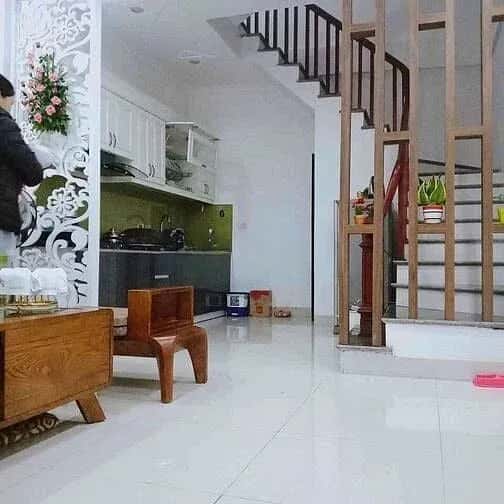Cho thuê nhà hẻm Long Biên, Hà Nội – 2 phòng ngủ, giá 9 triệu