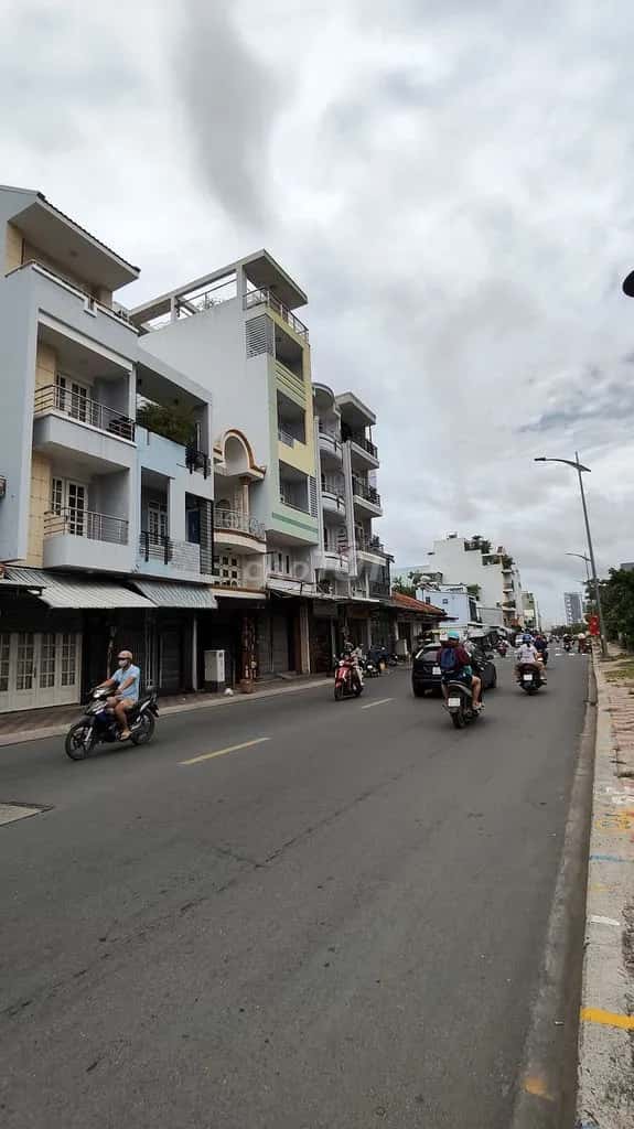 Cho thuê nhà mặt tiền Đường Bình Đông Quận 8, TP.HCM – 8 phòng ngủ, giá 30 triệu