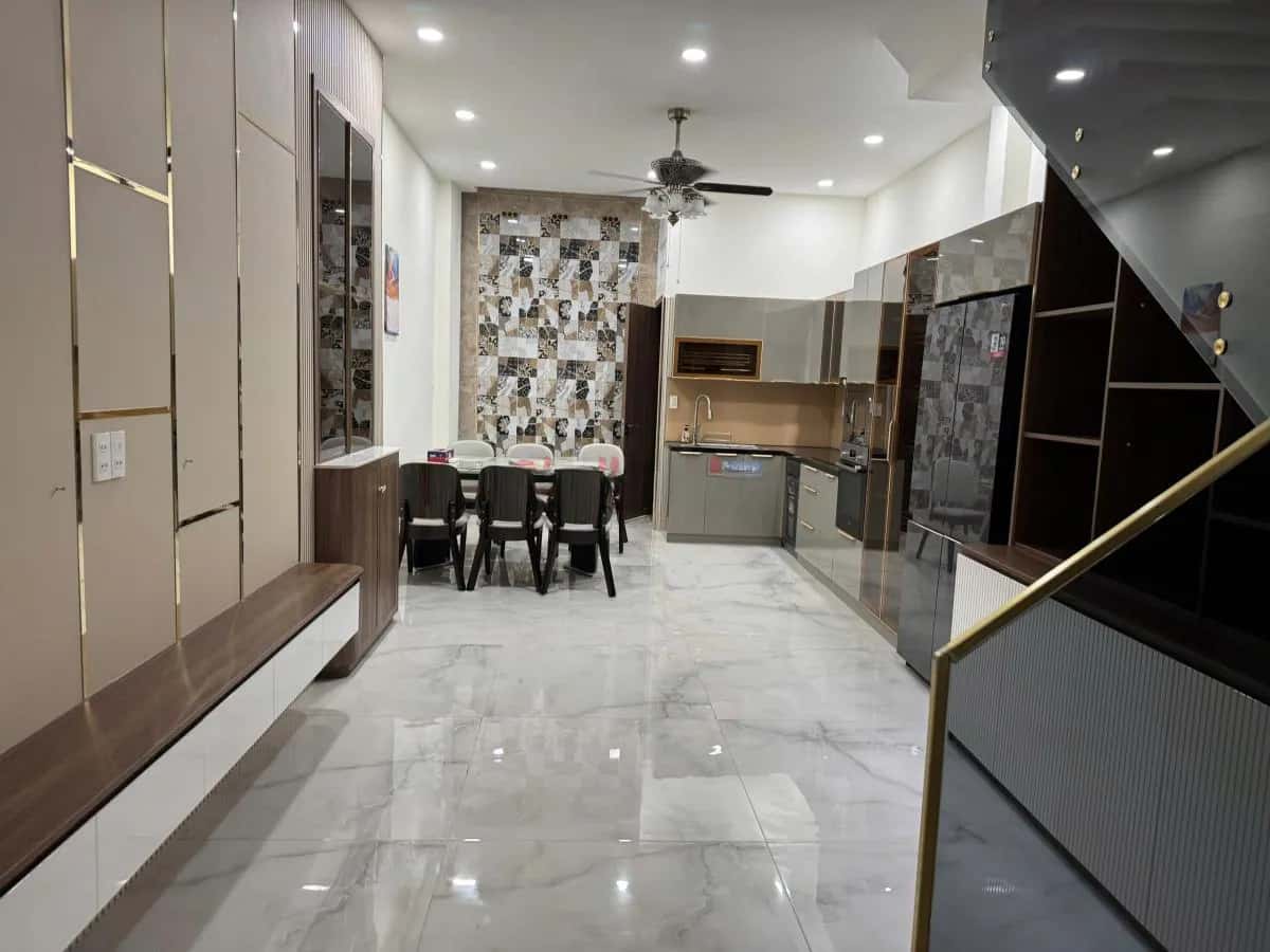 Cho thuê nhà mặt tiền Huyền Quang Quận 1, TP.HCM – 4 phòng ngủ, giá 40 triệu