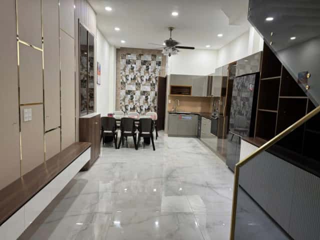 Cho thuê nhà mặt tiền Huyền Quang Quận 1, TP.HCM – 4 phòng ngủ, giá 40 triệu