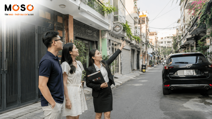 Cặp vợ chồng trẻ khảo sát nhà khi mua nhà lần đầu