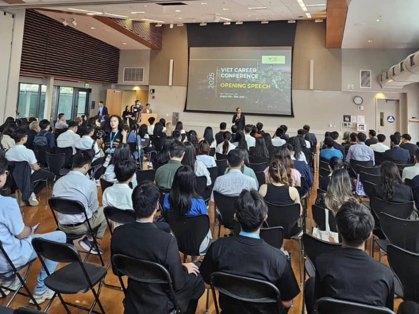 hơn 15 phiên chia sẻ chuyên sâu về kỹ năng nghề nghiệp, leadership, startup, định hướng ngành.