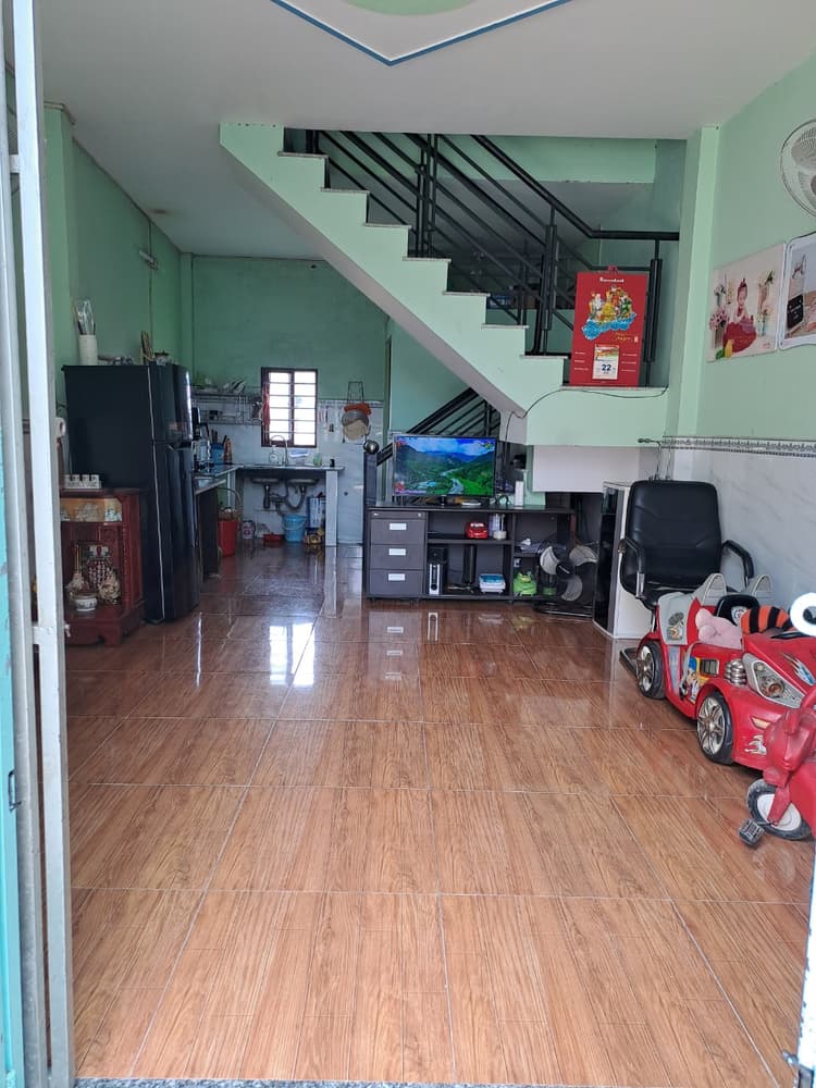 Chính chủ bán nhà trong hẻm tại đường Công nghệ mới, huyện Bình Chánh, xã Vĩnh Lộc B  
🟢Diện tích: 28m²  
🔵Nhà có 1 lầu, gồm 2 phòng ngủ và 1 phòng vệ sinh  
🔴Vị trí thuận tiện, gần các tiện ích khu vực  
🔵Thích hợp để ở hoặc đầu tư sinh lời  
🔗Liên hệ ngay để biết thêm chi tiết