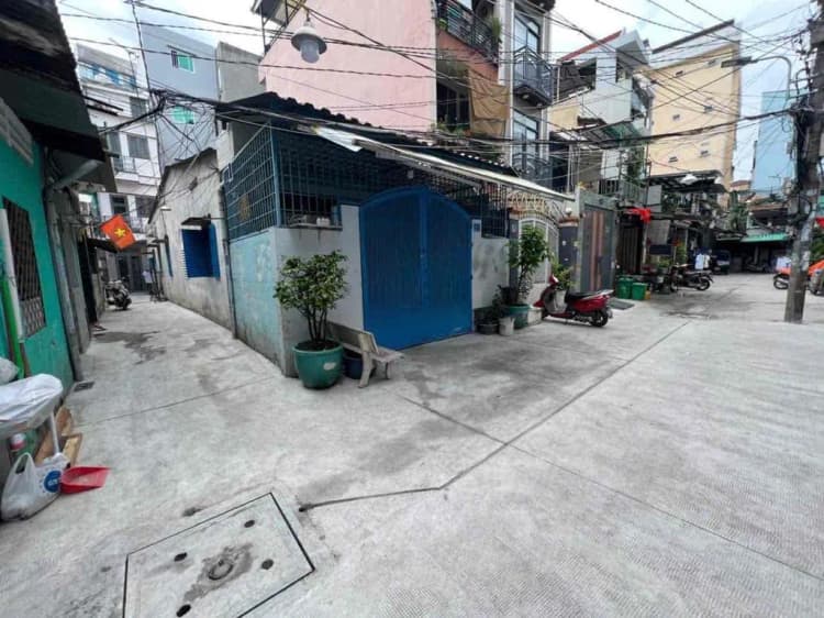 Bán nhà cấp 4 cũ trong hẻm 480 đường CMT8, phường 11, quận 3  
Diện tích lớn: 67m² (chính chủ)