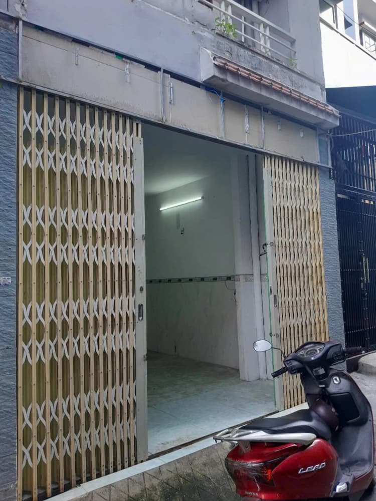 Chính chủ cần bán nhà hẻm ngõ, diện tích 29m2, kết cấu 1 trệt 1 lầu gồm 2 phòng ngủ, 2 nhà vệ sinh. Nhà nằm trên đường Lò Gốm, Phường 08, Quận 6.