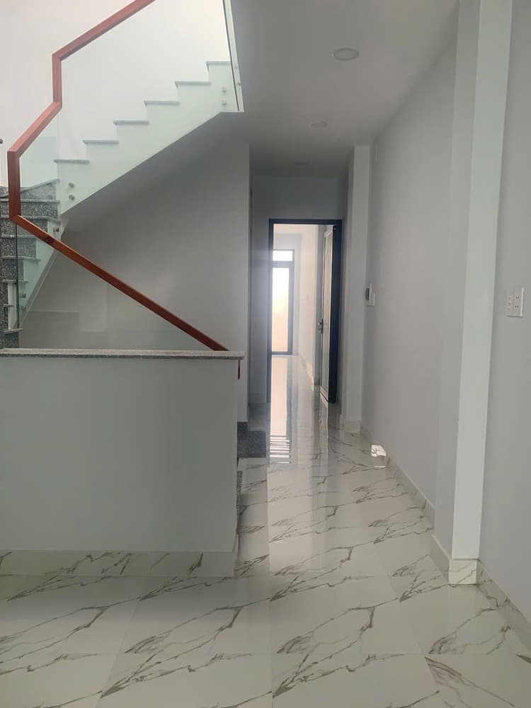 Diện tích: 124m2  
Nhà gồm 1 trệt và 2 lầu  
Chính chủ bán nhà trong hẻm ngõ, đường Lê Văn Thịnh, Phường Cát Lái, Quận 2