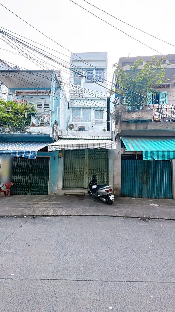 Chính chủ cần bán nhà mặt tiền diện tích 42,6m2, kết cấu 1 trệt 2 lầu, gồm 4 phòng ngủ, tọa lạc trên đường Đoàn Văn Bơ, Phường 14, Quận 4.