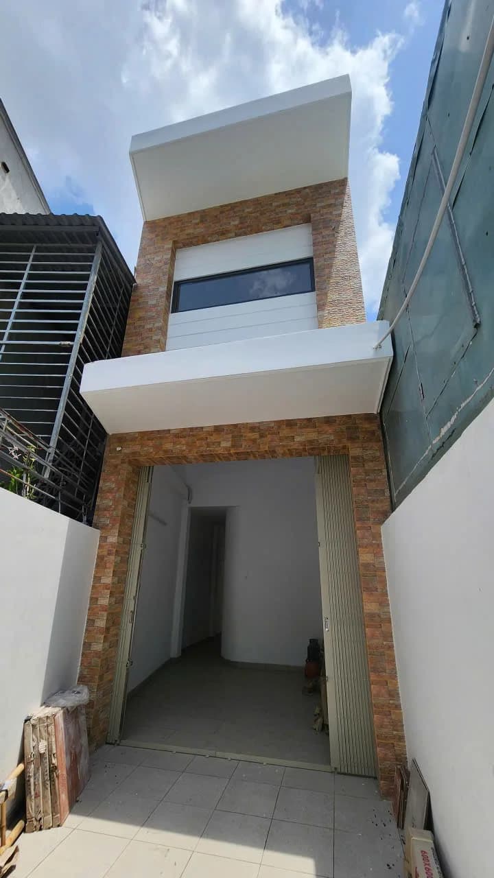 Chủ nhà cần bán căn nhà hẻm rộng 65m2, kết cấu trệt và lầu, gồm 4 phòng ngủ, tọa lạc trên đường Nguyễn Tất Thành, Phường 13, Quận 4.