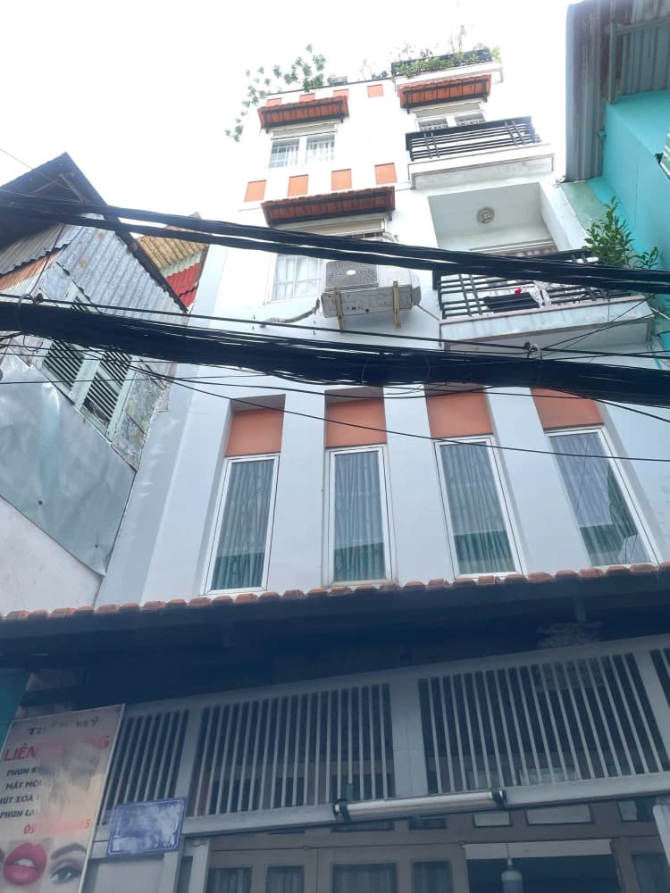 Nhà cần bán tại hẻm 122/27/30/66 đường Vĩnh Khánh, Phường 10. Diện tích 28m2, giá bán 6,6 tỷ.