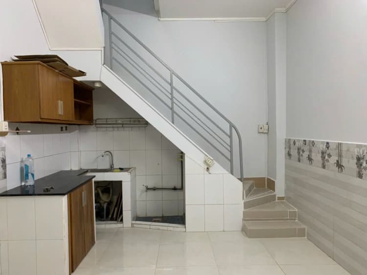 Chính chủ cần bán nhà hẻm rộng 1,5m, gồm 1 trệt, 1 lầu, có bếp, 1 phòng vệ sinh, 1 phòng ngủ. Nhà nằm trên đường Bà Hạt, Phường 4, Quận 10.