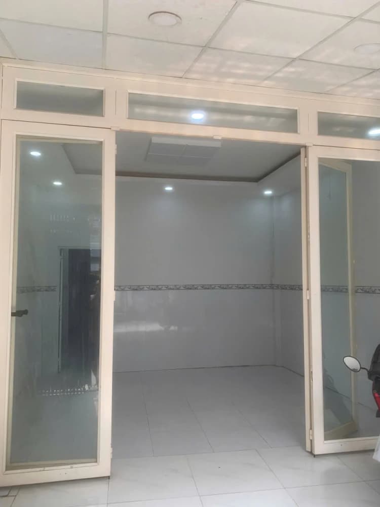 Chính chủ cần bán nhà hẻm, diện tích 70m2, gồm 2 phòng, tọa lạc trên đường Phạm Thế Hiển, Phường 07, Quận 8.