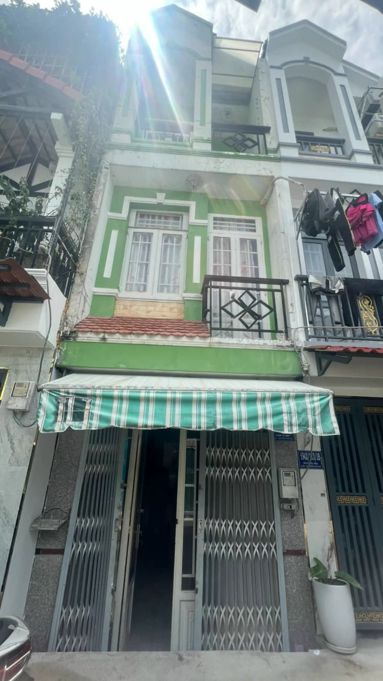 Diện tích: 26m²  
Nhà gồm 1 trệt và 2 lầu, có 4 phòng ngủ và 3 phòng vệ sinh  
Chính chủ bán nhà trong hẻm ngõ, đường Huỳnh Tấn Phát, Thị trấn Nhà Bè, Xã Nhà Bè