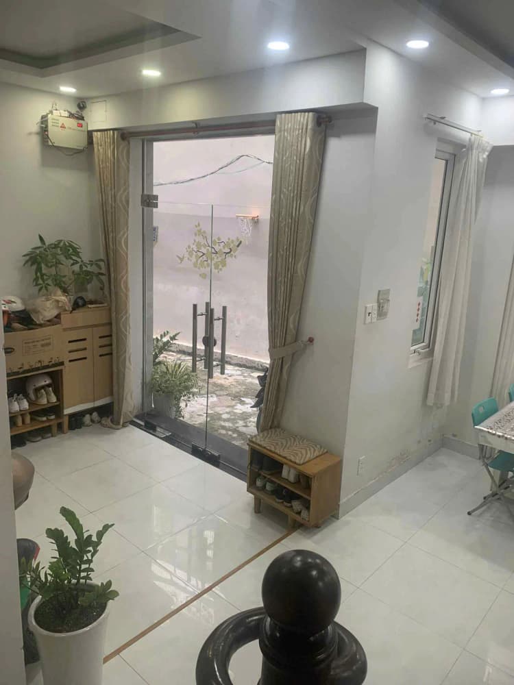 Chính chủ cần bán nhà hẻm rộng 42m2, gồm 1 trệt 3 lầu, 4 phòng ngủ và 3 vệ sinh, tọa lạc trên đường Nguyễn Văn Trỗi, Phường 8, Quận Phú Nhuận.