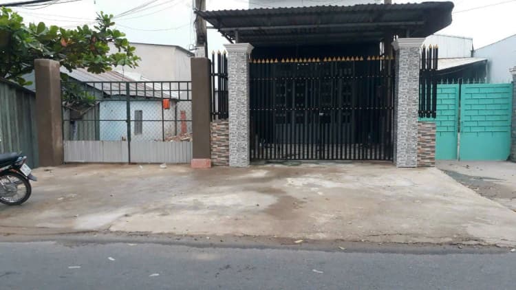 Chính chủ cần bán nhà mặt tiền diện tích 210m2, gồm 3 phòng ngủ, 1 phòng khách, tọa lạc trên đường Kính A, xã Lê Minh Xuân, huyện Bình Chánh.