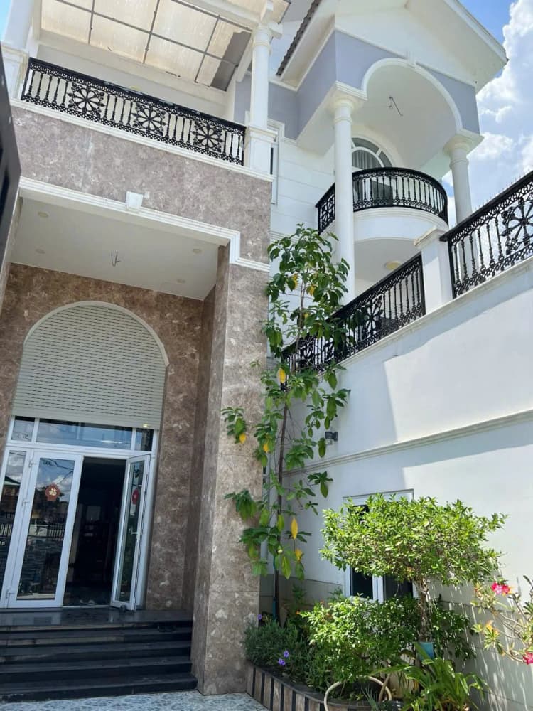 Chính chủ bán nhà 3 lầu nằm trên đường Long Thuận, phường Long Phước (Quận 9 cũ)  
Giá: 18 tỷ đồng