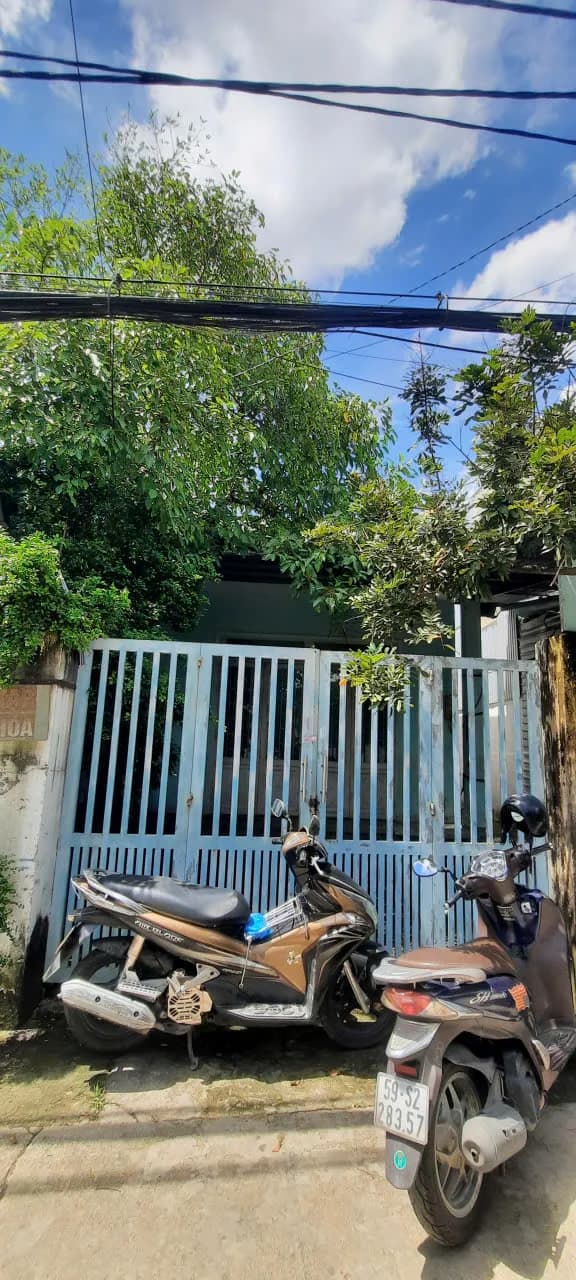 Chủ nhà cần bán căn nhà trong hẻm, diện tích 92m2, gồm 3 phòng, tọa lạc trên đường Nguyễn Văn Tạo, xã Hiệp Phước, huyện Nhà Bè.