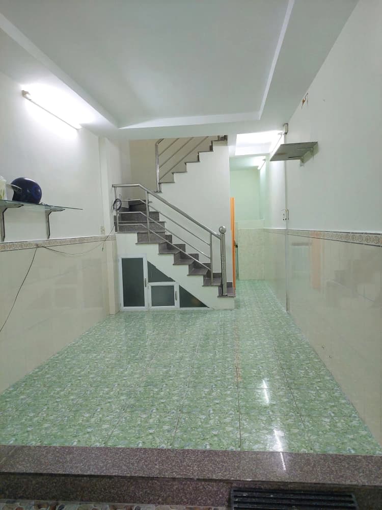 Chính chủ cần bán nhà hẻm rộng, diện tích 30m2, gồm 3 phòng, tọa lạc trên đường Lê Văn Sỹ, Phường 12, Quận 3.