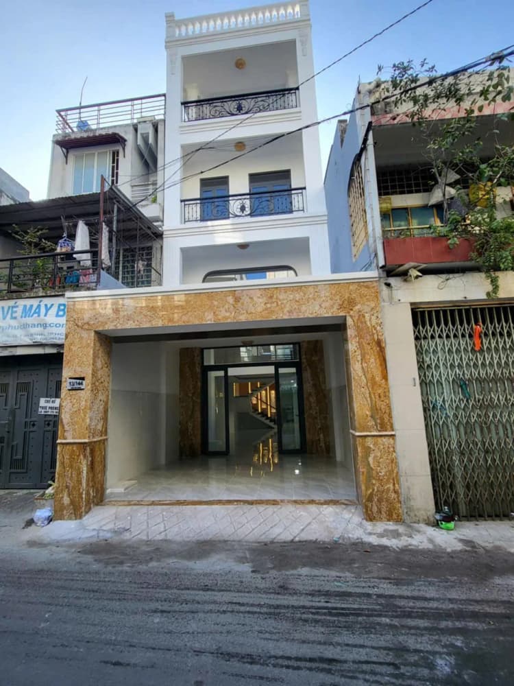Chính chủ bán nhà mặt tiền diện tích 105,6 m², gồm 1 lửng, 3 lầu và sân thượng. Vị trí: đường Trần Văn Hoàng, Quận Tân Bình, Phường 09.