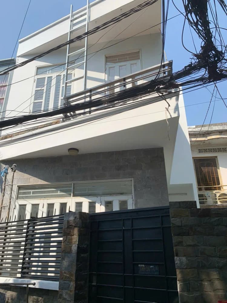 Chủ nhà cần bán căn nhà hẻm rộng 50m2, gồm 2 phòng ngủ và 1 phòng khách, tọa lạc trên đường Hoàng Hoa Thám, Phường 6, Quận Bình Thạnh.