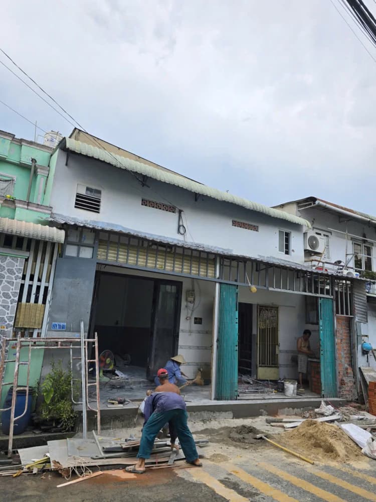 Nhà chính chủ bán mặt tiền tại đường Đông Thạnh 1-4, xã Đông Thạnh, huyện Hóc Môn  
Diện tích: 48m²  
Cấu trúc gồm 2 phòng ngủ và 2 toilet  
Vị trí thuận tiện, phù hợp để kinh doanh hoặc để ở