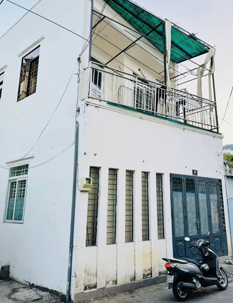 Chính chủ cần bán nhà mặt tiền diện tích 63m2, kết cấu 1 trệt 1 lầu, gồm 2 phòng ngủ và 2 nhà vệ sinh, tọa lạc trên đường số 6, Phường Bình Trưng Tây, Quận 2.