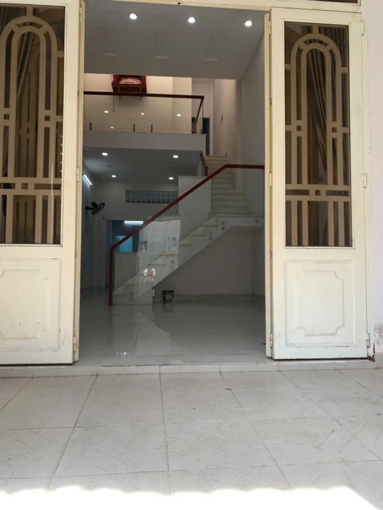 Chính chủ cần bán nhà hẻm, diện tích 80m2, gồm 3 phòng ngủ, 2 vệ sinh, tọa lạc trên đường Trường Chinh, Phường Tân Thới Nhất, Quận 12.