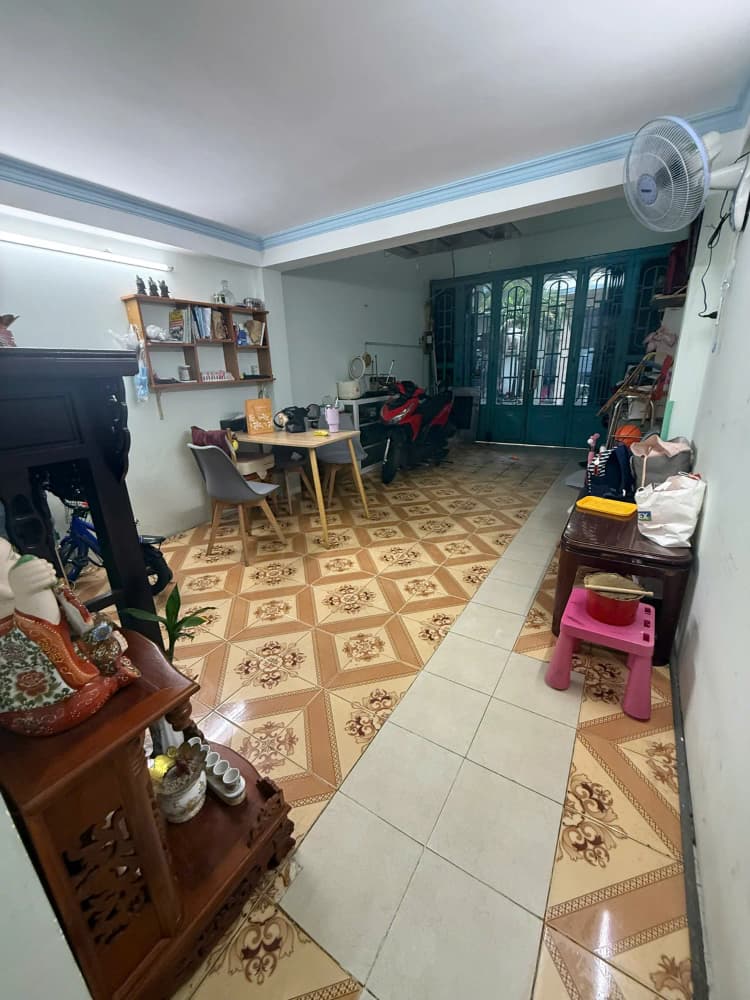 Chính chủ cần bán nhà hẻm ngõ, diện tích 35,4m2, gồm 2 tầng và 1 lửng, tọa lạc trên đường Lò Siêu, Phường 08, Quận 11.