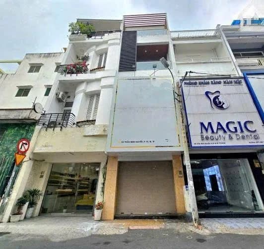 Nhà mặt tiền đường Trần Minh Quyền, Phường 10, Quận 10, diện tích 84,5m2, giá bán 25,5 tỷ.
