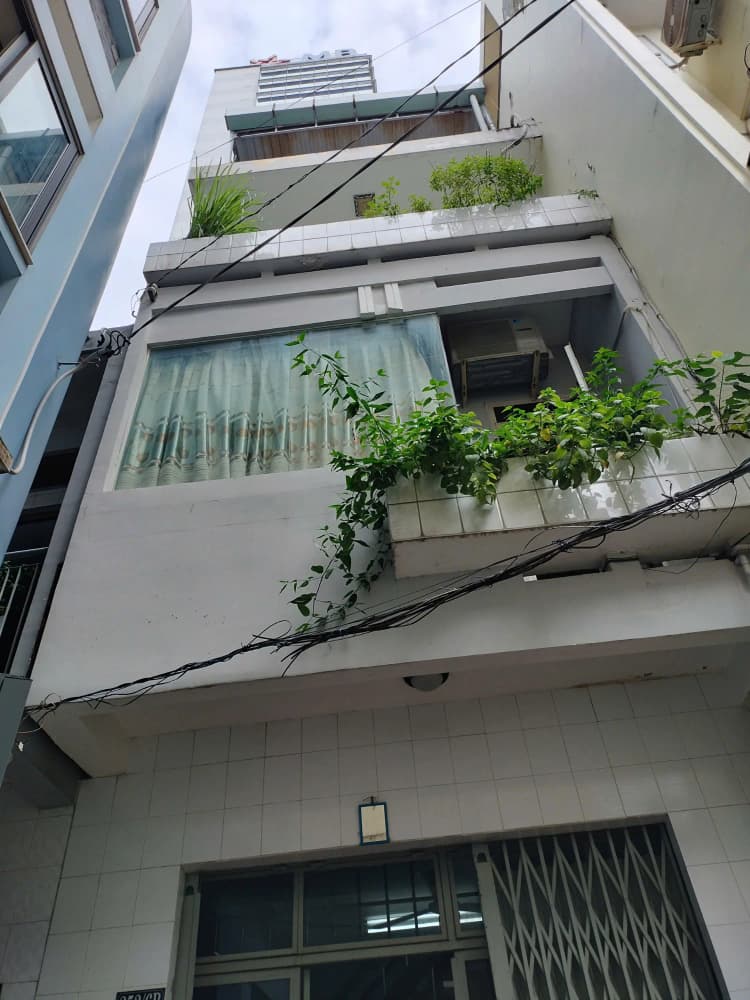 Chủ nhà cần bán căn nhà hẻm rộng 35m2, gồm 1 trệt và 2 lầu, tọa lạc trên đường Cô Bắc, Phường Cô Giang, Quận 1.