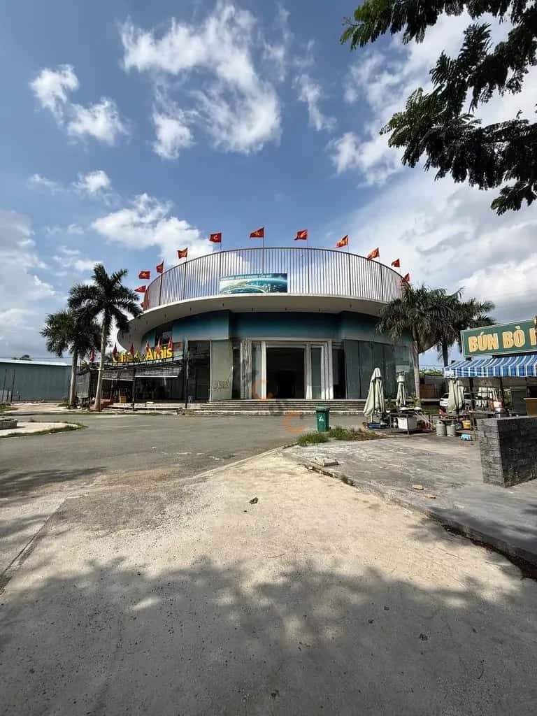 Cho thuê nhà mặt tiền Đường Nguyễn Văn Linh Quận 7, TP.HCM – 4 phòng ngủ, giá 220 triệu — Hình 2 Cho thuê nhà mặt tiền Đường Nguyễn Văn Linh Quận 7, TP.HCM – 4 phòng ngủ, giá 220 triệu — Hình 2