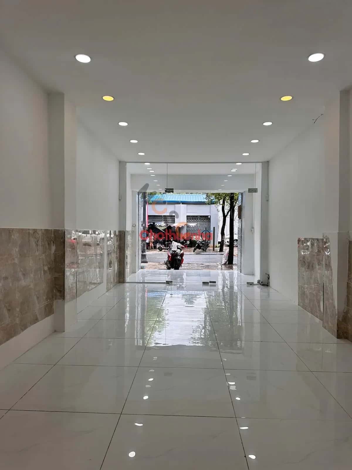 Cho thuê nhà mặt tiền Lê Thánh Tôn Quận 1, TP.HCM – giá 150 triệu — Hình 2