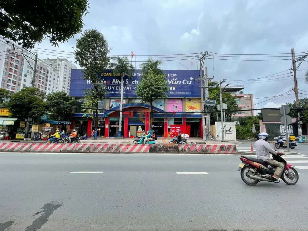 Cho thuê nhà mặt tiền Huỳnh Tấn Phát Quận 7, TP.HCM – giá 300 triệu — Hình 2
