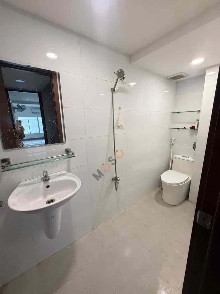 Cho thuê nhà mặt tiền Nguyễn Cảnh Chân Quận 1, TP.HCM – 4 phòng ngủ, giá 40 triệu — Hình 2