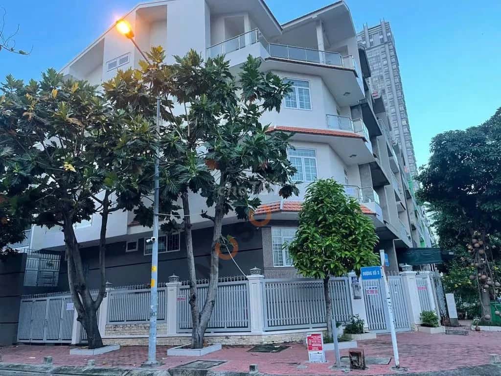 Cho thuê nhà mặt tiền Đường Lê Văn Lương Quận 7, TP.HCM – 5 phòng ngủ, giá 70 triệu