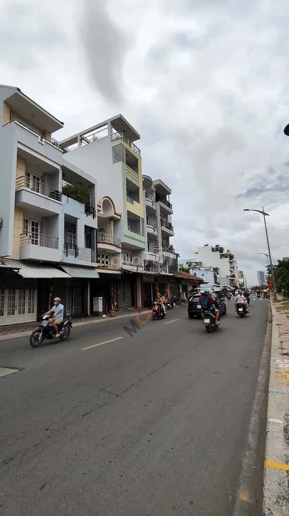 Cho thuê nhà mặt tiền Đường Bình Đông Quận 8, TP.HCM – 8 phòng ngủ, giá 30 triệu