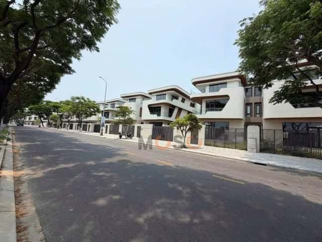 Townhouse 293.1 m² · 5 bed · Thăng Long