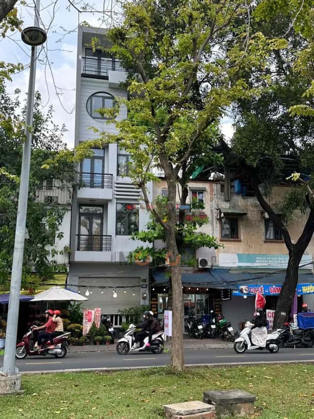 Nhà phố 200 m² · 3 PN · Đường Trường Sa