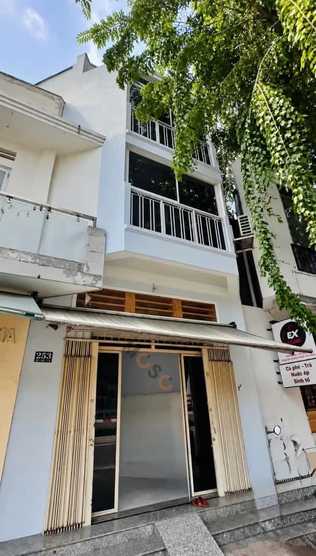 Townhouse 28 m² · 4 bed · Phạm Văn Đồng