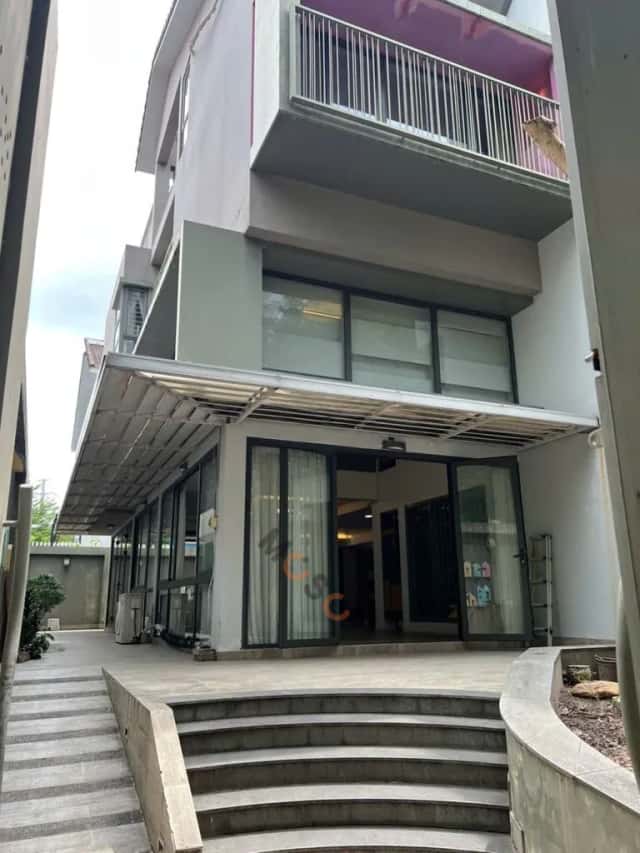 Townhouse 220 m² · 5 bed · Đường số 13