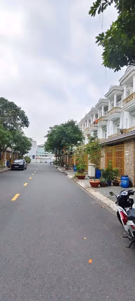 Cho thuê nhà mặt tiền Đường D1 Dĩ An, TP.HCM – 4 phòng ngủ, giá 12 triệu