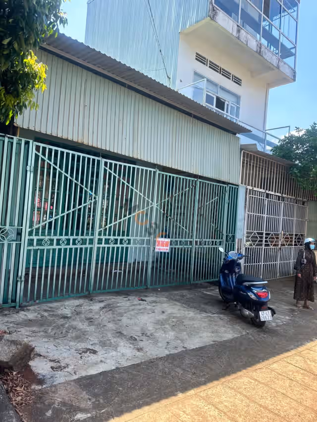 Bán nhà mặt tiền Quang Trung Huyện Chư Păh, Gia Lai – 2 phòng ngủ, giá 2 tỷ Bán nhà mặt tiền Quang Trung Huyện Chư Păh, Gia Lai – 2 phòng ngủ, giá 2 tỷ