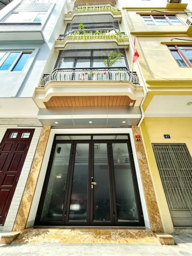 Bán nhà mặt tiền Đường Láng Quận Đống Đa, TP. Hà Nội – 4 phòng ngủ, giá 9.5 tỷ