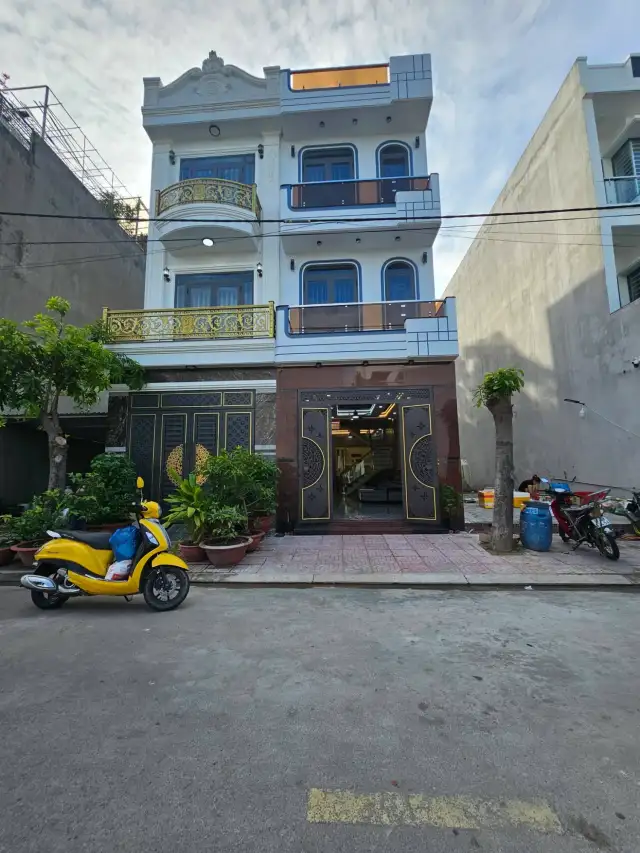 Bán nhà mặt tiền đường D2 Thành phố Dĩ An, Bình Dương – 3 phòng ngủ, giá 6.2 tỷ Bán nhà mặt tiền đường D2 Thành phố Dĩ An, Bình Dương – 3 phòng ngủ, giá 6.2 tỷ