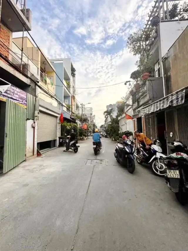 Bán nhà hẻm Ngay Sát Bên Quận 6 Quận 6, TP.HCM – 2 phòng ngủ, giá 2 tỷ