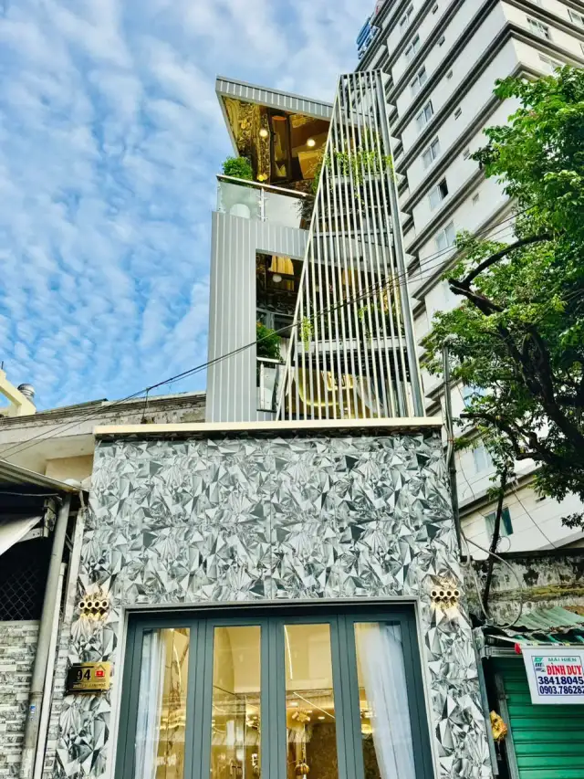 Bán nhà mặt tiền Nguyên Hồng Quận Gò Vấp, TP.HCM – 3 phòng ngủ, giá 10.8 tỷ Bán nhà mặt tiền Nguyên Hồng Quận Gò Vấp, TP.HCM – 3 phòng ngủ, giá 10.8 tỷ
